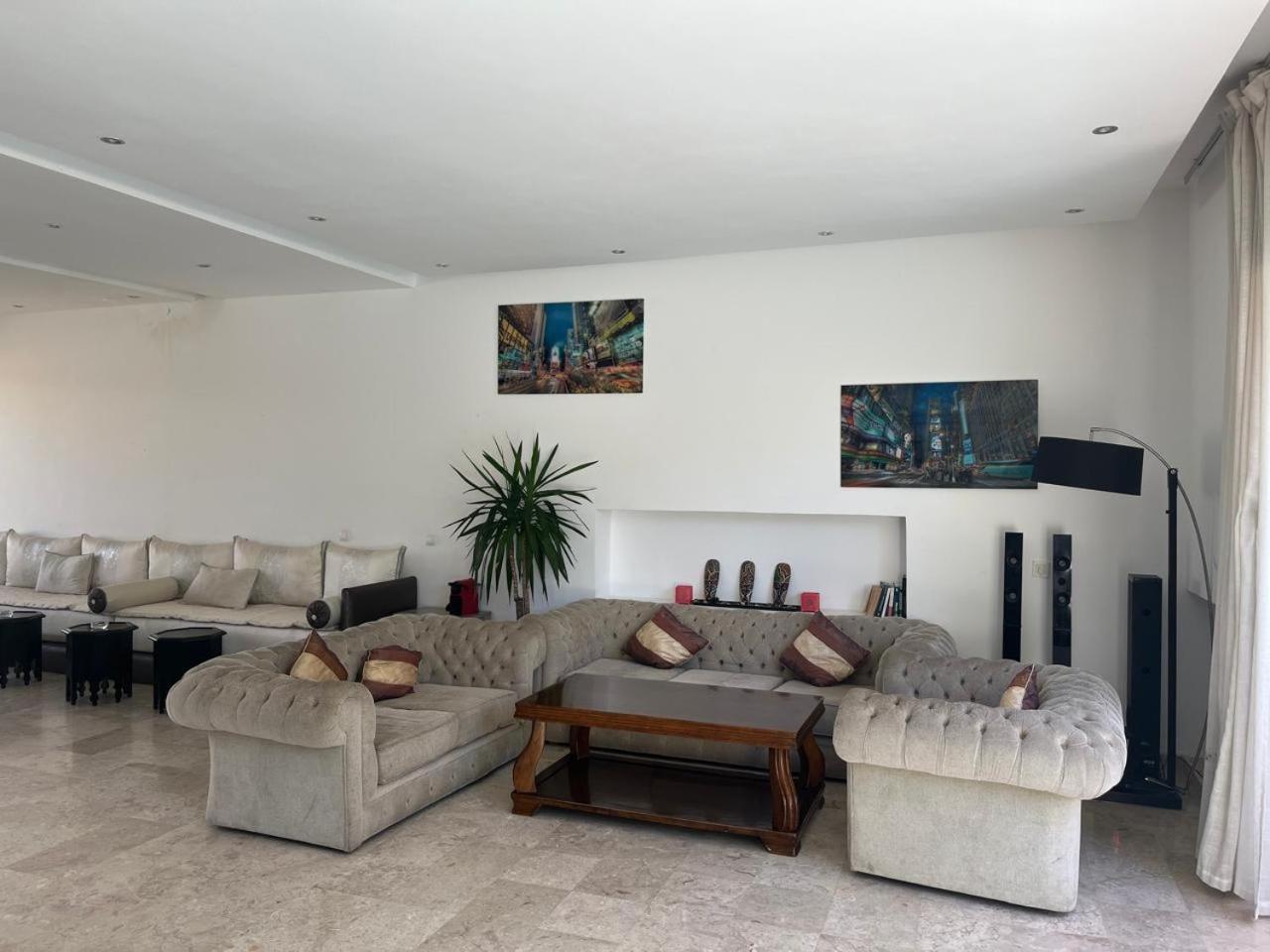 Moderne Avec Piscine, Front De