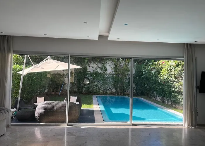 Villa moderne avec piscine, front de mer