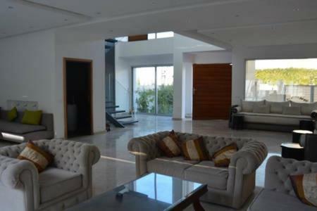 Moderne Avec Piscine, Front De Villa *